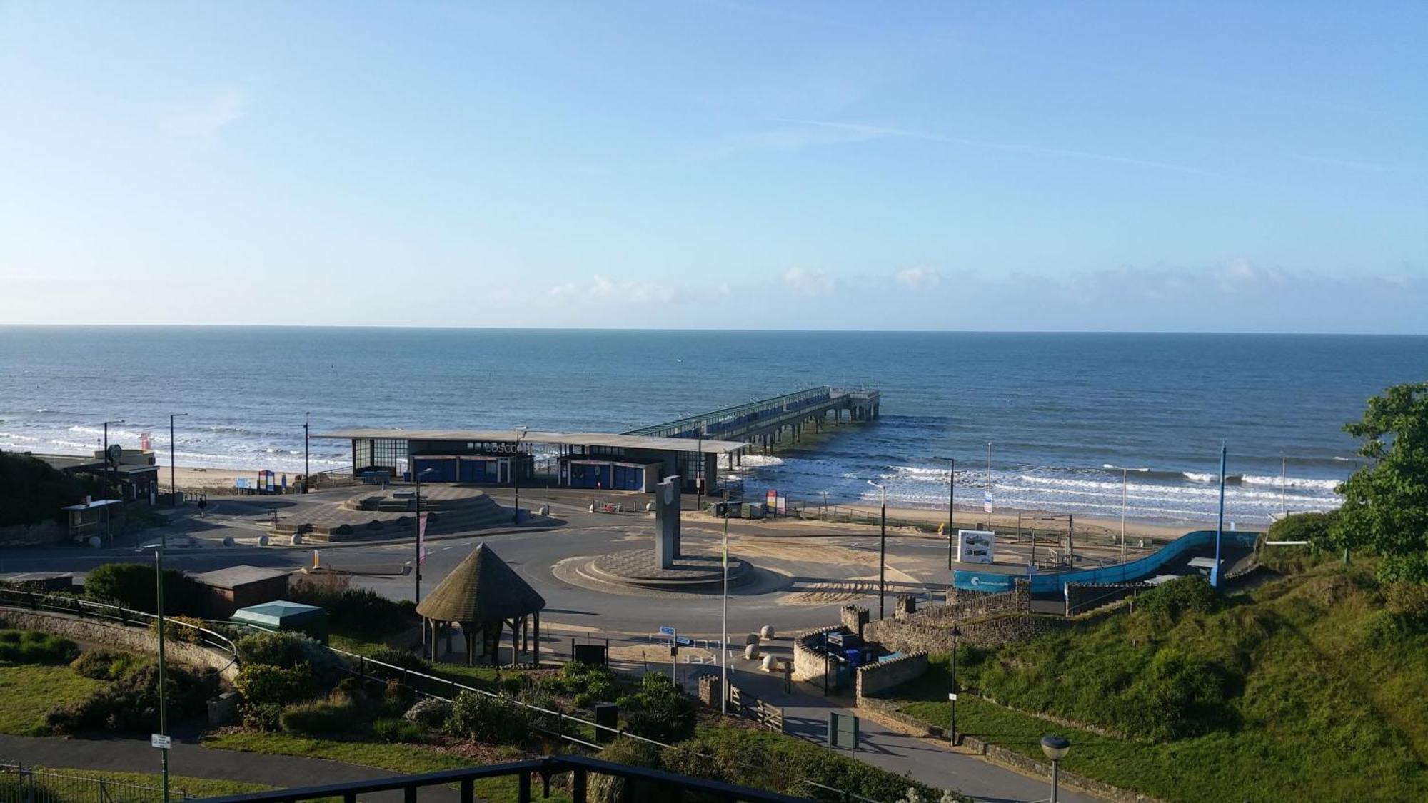 Beachfront Apartment With Bbq Sun Deck Bournemouth Exterior photo
